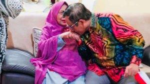Mahfud-MD-saat-sungkem-kepada-ibundanya-Siti-Khadijah.jpg