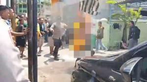 Maling-di-Surabaya-terbakar-saat-hendak-dibawa-ke-kantor-polisi-Kamis-30102025.jpg