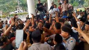 Massa-PKL-mengamuk-saat-diserang-oknum-berseragam-ASN-dalam-demo-di-Pamekasan.jpg