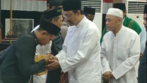 Menteri-Sosial-RI-H-Saifullah-Yusuf-memberikan-santunan-secara-simbolis-kepada-keluarga-santri.jpg