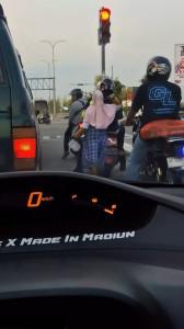 NAKAL-Aksi-seorang-perempuan-yang-diduga-sebagai-pengemis-memukul.jpg