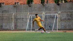 OGAH-BERSAING-Striker-Anyar-Madura-United-FC-Aji-Kusuma-saat-latihan-bersama.jpg