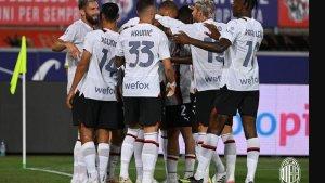 Olivier-Giroud-kiri-bersama-skuad-AC-Milan-merayakan-kemenangan-atas-Bologna-di-Liga-Italia.jpg