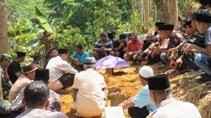 PEMAKAMAN-Pemakaman-Arga-satu-diantara-korban-selamat-dari-pembantaia.jpg