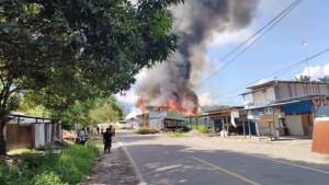 PEMBAKARAN-KIOS-Tampak-salah-satu-kios-di-Kabupaten-Yalimo-yang-di-bakar-para.jpg