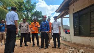 PEMKAB-SUMENEP-TINJAU-RUMAH-TERDAMPAK-GEMPA-DI-TALANGO-Asisten.jpg