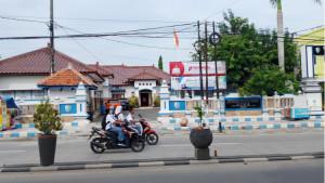 PENCAIRAN-TERSENDAT-Pengendara-saat-melintas-di-depan-Kantor-DPMD-Sampang.jpg