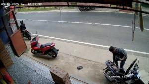 PENCURIAN-UANG-Tangkapan-layar-video-Hasil-rekaman-CCTV-detik-detik.jpg