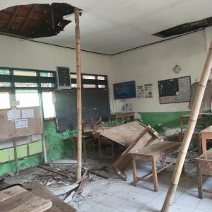 PLAFON-AMBRUK-Kondisi-salah-satu-ruang-kelas-di-UPTD-SDN-Bunten-Barat-3.jpg