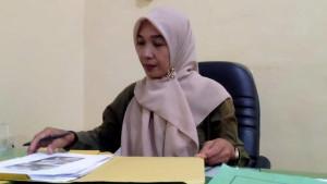 PPL-Disperta-KP-Sampang-Arofah-Herani-Astutik-saat-berada-di-ruang-kerjanya.jpg
