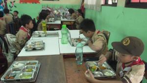 PROGRAM-MBG-Sejumlah-siswa-menikmati-makanan-makan-bergizi-gratis-MBG.jpg