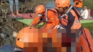 PROSES-EVAKUASI-Petugas-SAR-saat-mengevakuasi-kerangka-manusia-di-pesisir.jpg