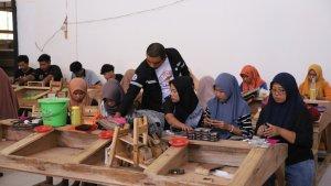 Para-buruh-rokok-bekerja-melinting-rokok-di-salah-satu-perusahaan-rokok-lokal-di-Madura.jpg