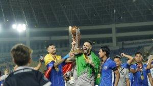 Para-pemain-jajaran-Pelatih-staf-dan-manajemen-Arema-FC-saat-merayak.jpg
