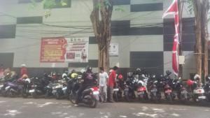 Parkir-sepeda-motor-di-sisi-timur-Taman-Bunga-TB-atau-pengunjung-Mall-Pelayanan-Publik-Sumenep.jpg