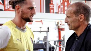 Pelatih-AC-Milan-Massimiliano-Allegri-berbincang-dengan-Rabiot.jpg