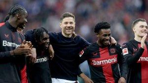 Pelatih-Bayer-Leverkusen-Xabi-Alonso-bercengkerama-dengan-anak-asuhnya.jpg