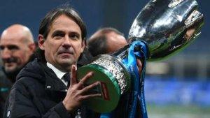 Pelatih-Inter-Milan-asal-Italia-Simone-Inzaghi-membawa-trofi-Piala-Super-Italia.jpg