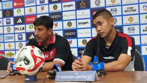 Pelatih-Madura-United-Alfredo-Vera-kiri-dan-pemain-Ferian-Rizki.jpg