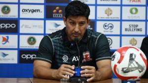 Pelatih-Madura-United-FC-Angel-Alfredo-Vera-saat-konferensi-pers-jelang-pertandingan.jpg