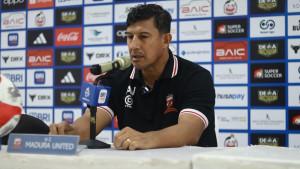 Pelatih-Madura-United-FC-Angel-Alfredo-Vera-saat-menceritakan-kondisi-timnya-yang.jpg
