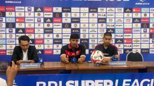 Pelatih-Madura-United-FC-Angel-Alfredo-Vera-saat-menjelaskan-jalannya-pertandingan.jpg