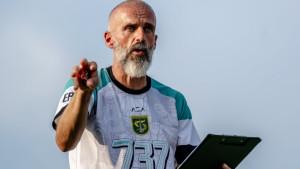 Pelatih-Persebaya-Eduardo-Perez-memimpin-latihan-tim-di-Lapangan-ABC-Kompleks-Stadion-GBT.jpg
