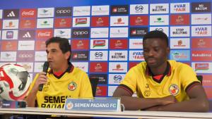 Pelatih-Semen-Padang-Eduardo-Almeida-dan-perwakilan-pemain-Alhassan-Wakaso-jumpa-pers.jpg