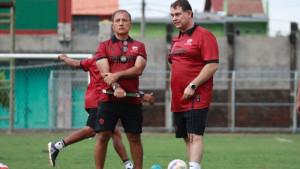 madura/Pelatih-baru-Madura-United-Carlos-Parreira-pimpin-latihan-tim-di-Stadion-Gelora-Bangkalan.jpg