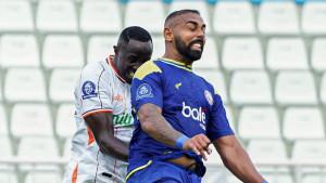 Pemain-Arema-FC-Dalberto-duel-udara-dengan-pemain-Borneo-FC.jpg