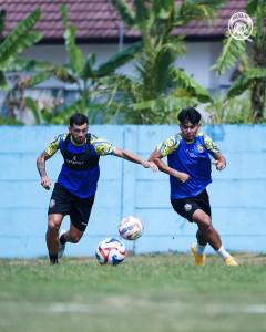 Pemain-Arema-FC-Ian-Puleio-dan-Anwar-Rifai-saat-berebut-bola-dalam-sesi-latiha.jpg