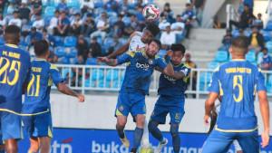 Pemain-Arema-FC-berduel-atas-dengan-Dewa-United.jpg