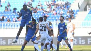 Pemain-Arema-FC-berduel-dengan-Dewa-United.jpg