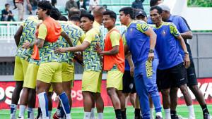 Pemain-Arema-FC-melakukan-tos-di-tengah-lapangan.jpg