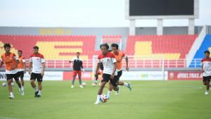 Pemain-Deltras-FC-menjalani-official-training-OT-Sabtu-4102025.jpg
