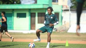 Pemain-Deltras-FC-menjalani-sesi-latihan-tim-di-Lapangan-Jenggolo-Sidoarjo.jpg