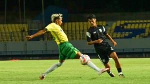 Pemain-Gresik-United-berjibaku-melawan-Perseta-Tulungagung.jpg