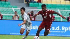 Pemain-Madura-United-M-Taufany-kiri-kaus-putih-berduel-dengan-pemain-PSM-Makassar.jpg