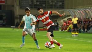 Pemain-Madura-United-Ruxi-menguasai-bola-dihadang-pemain-PSBS-Biak.jpg