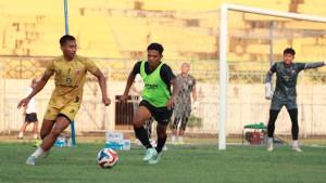 Pemain-Madura-United-U20-berebut-bola-dengan-tim-senior-saat-latihan-bersama.jpg