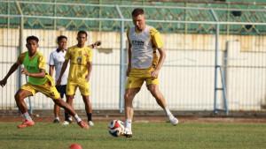Pemain-Madura-United-menjalani-sesi-latihan-tim-di-Stadion-Gelora-Bangkalan-Sabtu-11102025.jpg