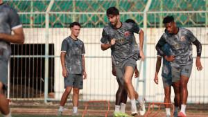 Pemain-Madura-United-menjalani-sesi-latihan-tim-terakhir-di-Stadion-Gelora-Bangkalan.jpg