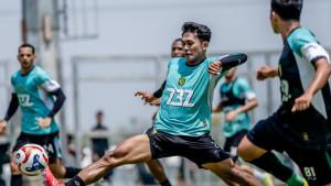 Pemain-Persebaya-Arief-Catur-depan-berebut-bola-dengan-rekan-timnya.jpg