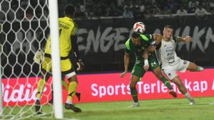 Pemain-Persebaya-Lelis-berhadapan-dengan-pemain-Persija-Fabio-CalonegoRio.jpg