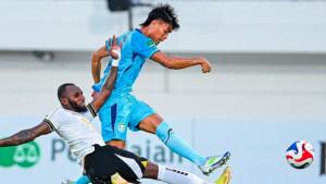 Pemain-Persela-Adam-Malik-melepaskan-tendangan-dihalau-pemain-Persiku-Yohanes-Kandaimu.jpg