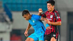 Pemain-Persela-Osvaldo-Haay-berduel-perebutan-bola-dengan-pemain-Persipura.jpg