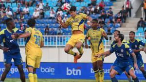 Pemain-Persib-Bandung-Federico-Barba-berduel-udara-saat-melawan-Arema-FC.jpg