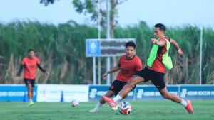 Pemain-Persik-Kediri-Ezra-Walian-saat-mengikuti-latihan-tim-bersama.jpg