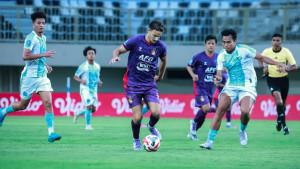 Pemain-Persik-Kediri-Jose-Enrique-saat-membela-Macan-Putih-melawan-PSBS-Biak.jpg