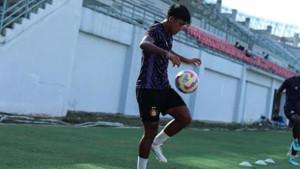 Pemain-Persik-Kediri-Mochammad-Supriadi-saat-menjalani-latihan.jpg